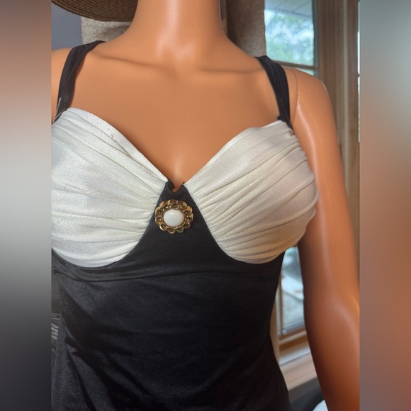 Gottex Black and White Bikini with Structured Elegance‎ - Picture 6 of 14